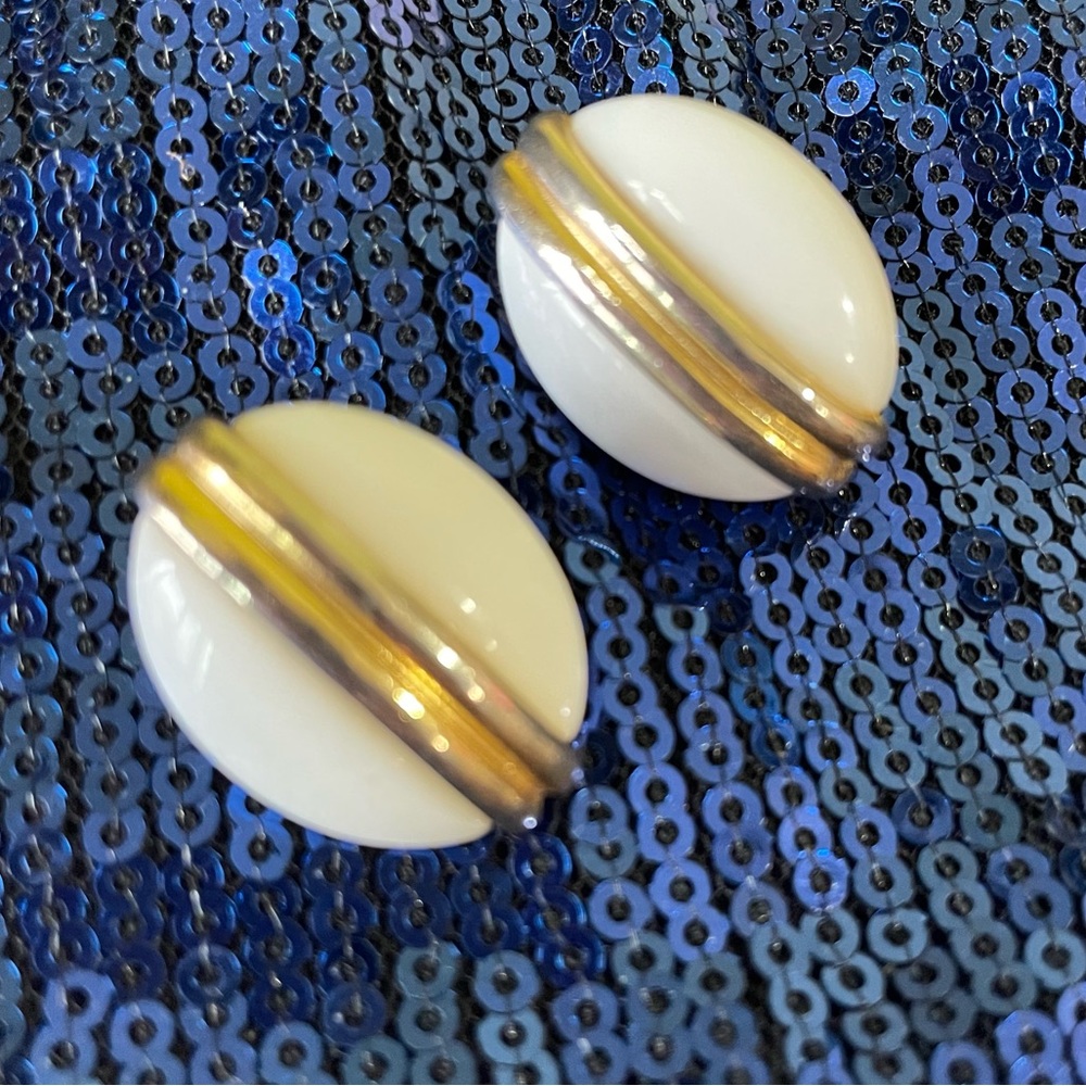 VINTAGE TRIFARI WHITE GOLD STRIPE ACCENT CLIP ON EARRINGS